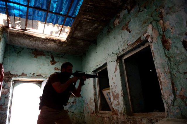 Çalışmalar kapsamında, polis ekipleri iş makineleriyle teröristlerce kurulan çok sayıda barikatı kaldırarak, hendekleri kapattı ve patlayıcı tuzakları imha etti. -