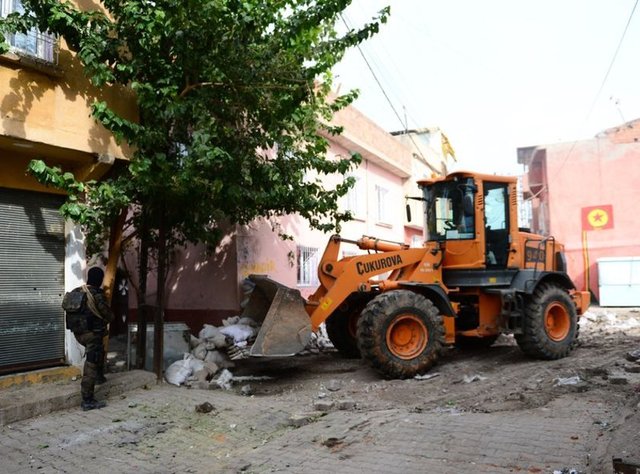 Halkın can ve mal güvenliğinin sağlanması için sokağa çıkma yasağının devam ettiği Fatihpaşa, Hasırlı ve Savaş mahalleleri ile Gazi Caddesi'nde hendek kazan,barikat kuran, güvenlik güçlerine silah ve bombalı saldırılarda bulunan...