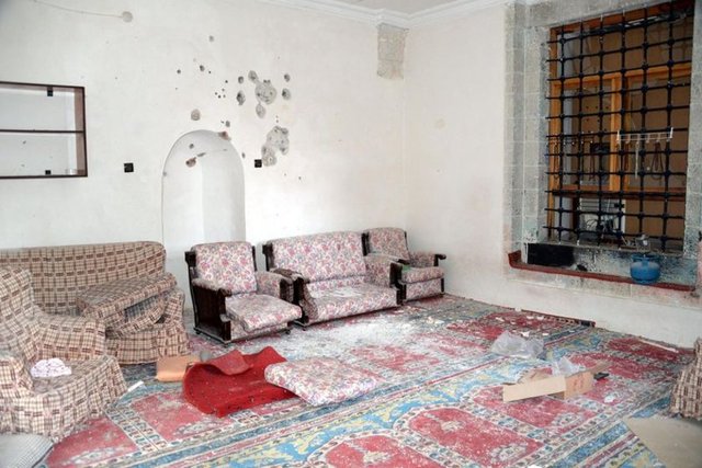 Sur İlçesi'nde çatışmaların yoğunlaştığı ve bir çok ev ve işyeri ile Kurşunlu camiinin zarar gördüğü Saraykapı mevkiindeki hendeklerin kapatılması ve barikatların kaldırılmasından sonra, temizlik çalışmaları da başlatıldı. -