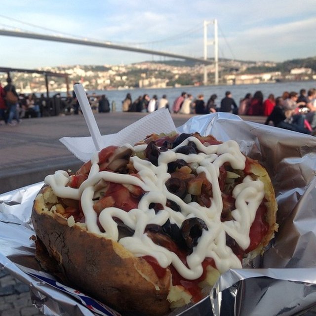 Kumpir deyince 'Ortaköy' akla gelir. Burada kumpir bir ritüeldir. Meydana inerken kumpircilerin dizildiği  taşlı yoldan geçerken hangi tezgahtan kumpir alırsanız alın pişman olmazsınız.