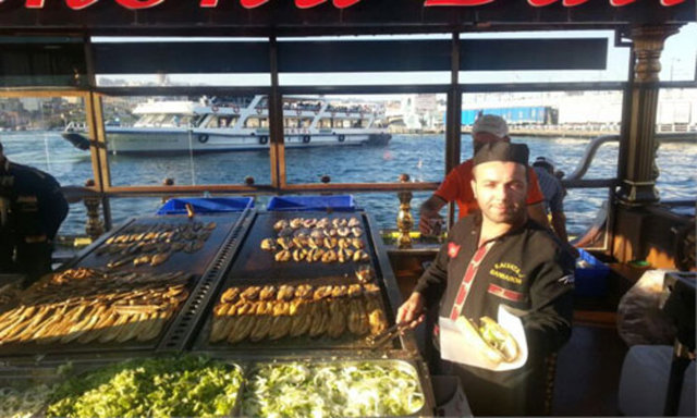 Balık ekmek için en bilinen ve güzel adresler, Eminönü ve Karaköy'deki restoran tekneler ve seyyar satıcılar.