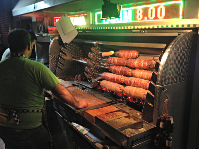 Kokoreçi nefret edenler ve vazgeçemeyenler diye ikiye ayırabiliriz. Çengelköy ve Tepebaşı, bu lezzetten vazgeçemeyenlerin uğrak noktası.