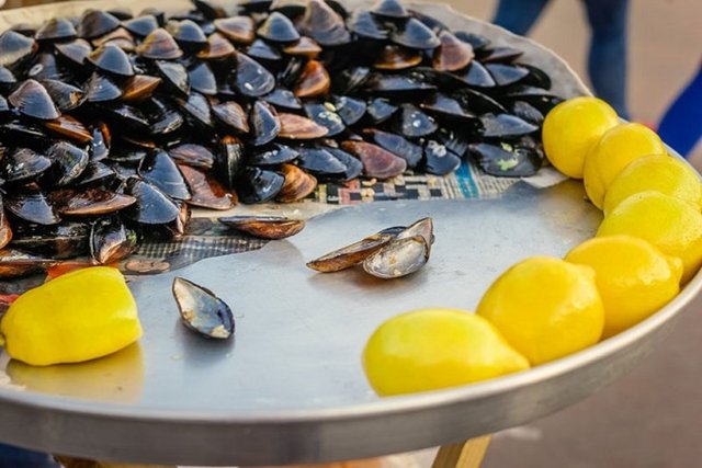 İsatnbul'un her köşe başında bir midye tezgahı görmek mümkün. Zincirlikuyu metrobüs durağı ve Kadıköy meydanındaki büfeler sırasıdca dizilen midyeciler en lezzetli ve tazeleri.