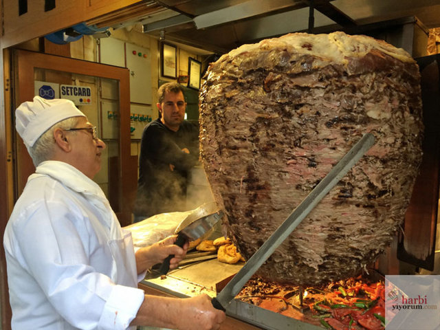 Dar zamanların en büyük kurtarıcısı, öğrencilerin baş tacı dönerin en güzel yapıldığı yerler Beşiktaş ve Kadıköy. Buralarda çok sayıda dönerci var ve birçoğu çok lezzetli.