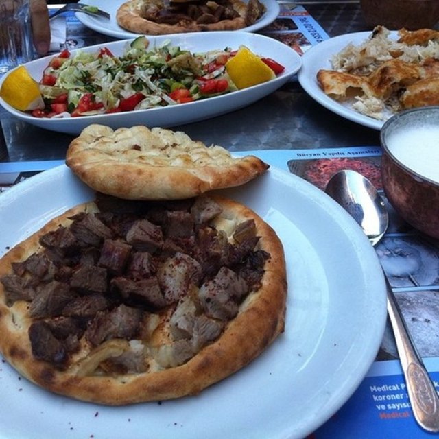 Arnavut ciğeri için dosdoğru gidilmesi gereken yer kuşkusuz Unkapanı Manifaturacılar Çarşısı. Sayıları azalmış olsa da bölgede hala seyyar satıcılar var ve lezzetleri hiçbir restoranla değişilmez.