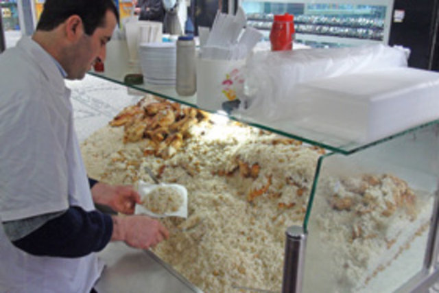 Pilav deyip geçmeyin, şehrin en klasikleşmiş lezzeti. Yanında ayran, biber turşusu; isteyene tavuklu isteyene kuru fasulyeli, nohutlu... Unkapanı Manifaturacılar Çarşısı ve Maslak Sanayi girişindeki pilavcılar çok rağbet görüyor.