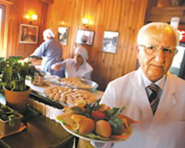 İçli köfte. Geleneksel lezzetlerimizin en bilineni içli köftenin İsanbul sokaklarındaki adresi kuşkusuz İstiklal Caddesi'ndeki tezgahtır. Danışman Geçidi girişindeki tezgah, pek çok lüks restorana taş çıkarır.