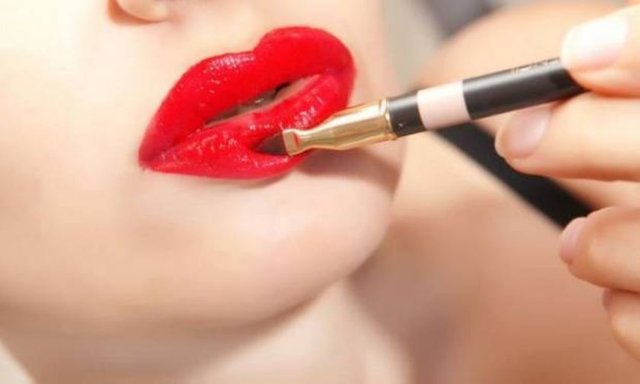 Karnauba mumunu ve kakao yağını çay ve yemek kaşığı yardımıyla ölçün. Karnauba mumu kolayca parçalara ayrıldığından rahatlıkla ölçebilirsiniz. Kakao yağı oda sıcaklığında katı olduğundan ölçmek için rendeleyebilirsiniz.