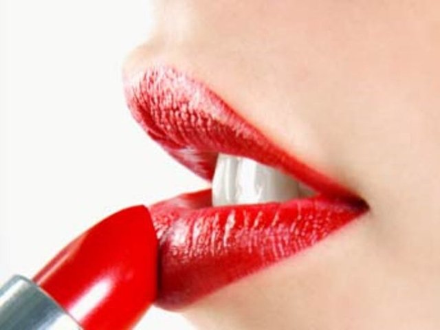 Dışarıdan bakıldığında pas kırmızısı renginde görünse de dudaklarınıza sürdüğünüzde göz kamaştırıcı bir kırmızı tonu elde edeceksiniz!