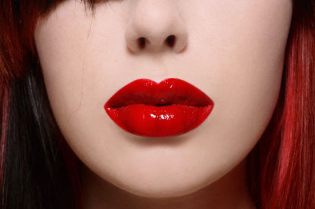 Daha sonra, cam damlalıkla ya da pipetle tercih ettiğiniz bir esansiyel yağı ekleyin.