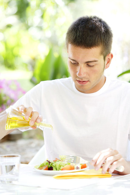 Ama diğer yandan eğer diyeti çok sertse, performansı bundan kötü bir şekilde etkilenebiliyor. Bu yüzden, düzenli bir şekilde demir ve C vitamini alması çok önemli.