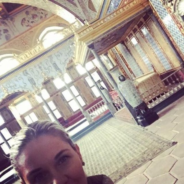 EMİNE ÜN - Kanuni Sultan Süleyman'ın oturup tahtına seyredermiş cariyelerinin oyunlarını eğlencelerini, nasıl bir keyif nasıl bir saltanat, nasıl bir saray... çocuktum ilk geldiğim de şimdi insan daha farklı inceleyip görüyor başı şeyleri...