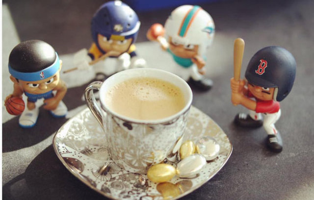 SİNAN AKÇIL -  - Tanışın! Her sabah sehpanın üzerinde selamlaştığım küçük adamlarım benim! kahvemi kafaya takmışlar bu sabah...