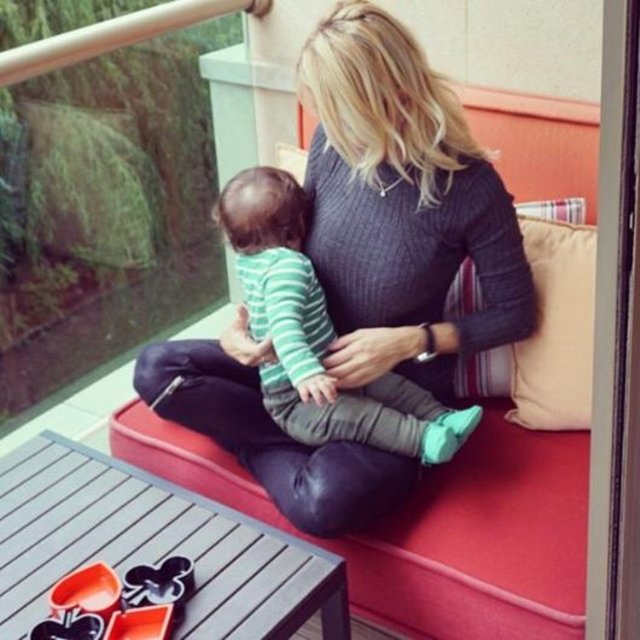 ECE ERKEN - Haberim var, poz vermiyorum gibi çek