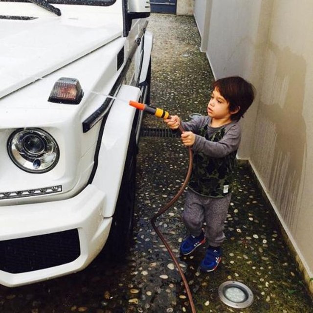 CEM YILMAZ - Arabayı yıkıyayım da babam mutlu olsun demiş. Hay koçum benim.