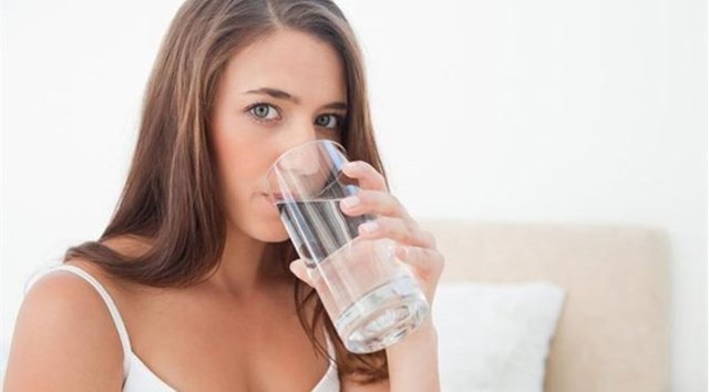Kalktığınızda Bir Bardak Su İçin: Sabahları su içmenin birçok faydası var. Bağırsaklarınızı temizler, midenizin vitamin ve mineralleri daha iyi emmesini sağlar. Yeni hücre yapımını hızlandırır ve kilo vermenize yardımcı olur.