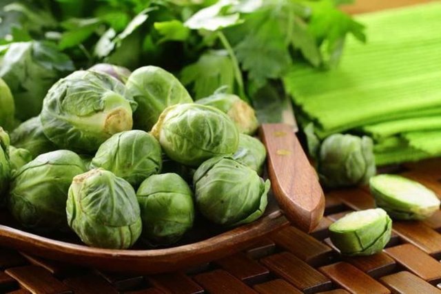 Brüksel lahanası: Anti kanserojendir, yüksek oranlarda folik asit ve B6 vitamini gibi C, K ve B vitaminleri barındırır.  Yağ, limon, tuz ve biber ekleyerek salatasını yapabilirsiniz ya da yemeğin yanında garnitür olarak tüketebilirsiniz.