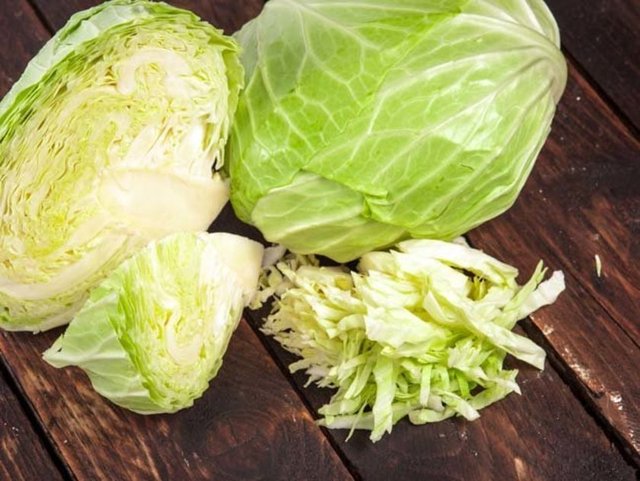 Lahana: Kanserle mücadele etme özelliğinin yanı sıra lahana, muazzam bir C ve K vitamini kaynağıdır. Lezzetli bir lahana yemeği için lahanayı doğrayın ve içerisine limon, zeytinyağı ve sarımsak ekleyin.