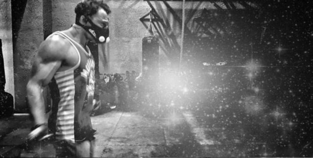 Kaslı vücuduyla dikkat çeken oyuncu'nun fotoğrafları Instagram'da beğeni ve yorum yağmuruna tutulmuştu.