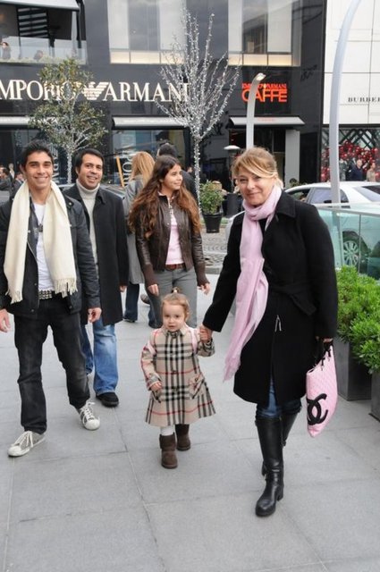 EFE - SİNEM, SERRA ÖZAL