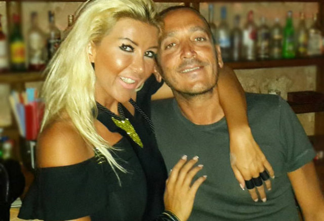 Aynı gün doğan çift mutluluk pozları verdi.