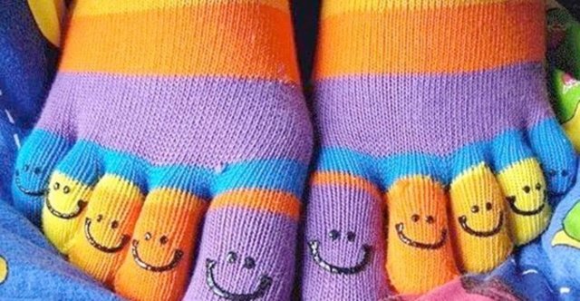 Çorapta kalan deterjan artıkları uzun temas sonucu irritan dermatitlere ya da alerjik dermatitlere neden olup ayakta kaşıntı, kızarma, kepeklenme gibi şikayetler yaratabilir, ayrıca deride kurumayla birlikte kaşıntılara neden olabilir.