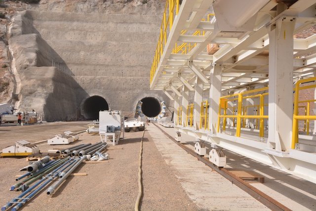 Tünelin tamamlanmasıyla mevcut demiryolu hattını 17 kilometre kısaltacağını vurgulayan Duman, "Tünel açma çalışmalarında şimdiye kadar klasik kazı yöntemini kullandık.