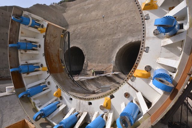 Osmaniye'nin Bahçe ve Gaziantep'in Nurdağı ilçelerini bağlayacak ve 10 bin 200 metrelik uzunluğu ile Türkiye'nin en uzun demiryolu çift tüp geçidi olması öngörülen projede bin 200 metrelik ilerleme sağlandı.