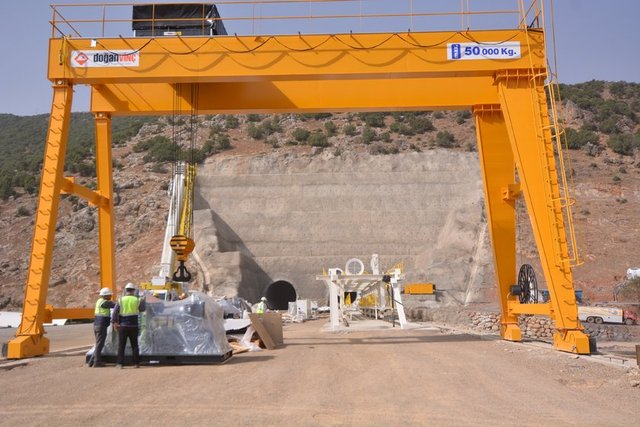 Doğu Anadolu fay zonu da buradan geçiyor. Bu şartları göz önüne aldığımızda güzergahın ne kadar zor olduğunu, ciddi bir mühendislik ve planlama gerektirdiğini görüyoruz."