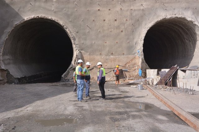 Bölge, jeolojik açıdan Türkiye'nin en zorlu kesimlerinden - Tünelin Nurdağı kısmındaki 7 kilometrelik güzergahta "sanatsal yapı" olarak adlandırılan köprü, menfez ve alt geçit çalışmalarını tamamladıklarına işaret eden Duman, şunları kaydetti...
