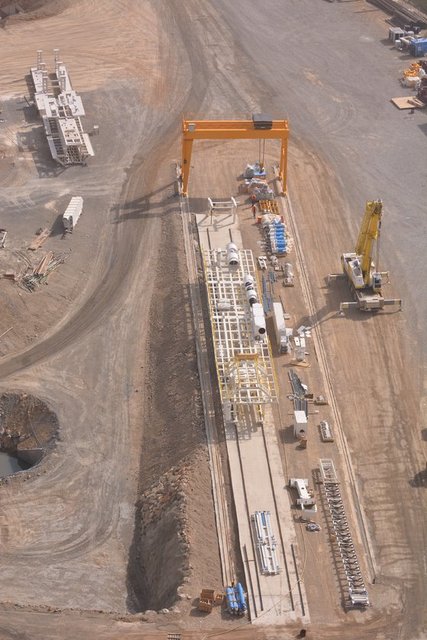 Bölgeden demiryolu, karayolu, otoyol ve petrol boru hatları geçiyor, yerleşim ve sanayi tesisleri iç içe bulunuyor...