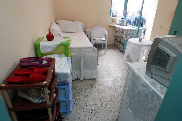 Kadın ceza infaz bölümünde kalan kadınlar, istemeleri halinde, gerekli değerlendirmenin ardından, resmi nikahlı oldukları eşleriyle "pembe oda" diye adlandırılan bölümde, eşleriyle birlikte 24 saat görüşebiliyor.