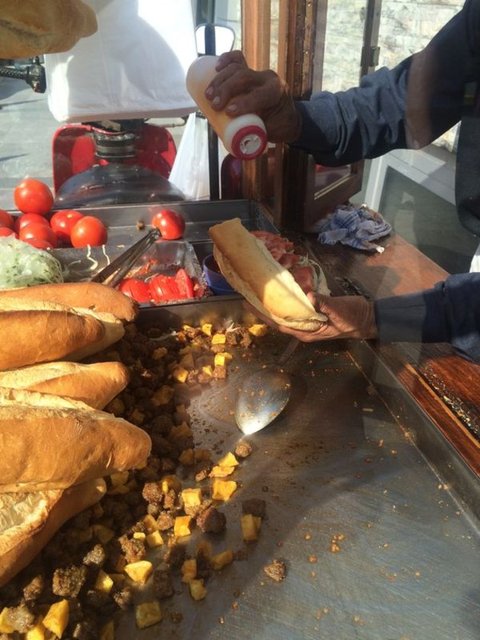 20 yıldır Taksim'in vazgeçilmezi Arnavut Ciğeri - Arnavutların ünlü yemeğini sokakta satan ustalar unda kızartılmış küp küp ciğeri soğan ve patatesiyle servis ediyor.