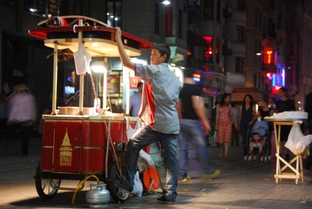 Şimdi, İstanbul'u İstanbul yapan seyyar lezzetleri kaldırımlar üzerinde keşfetme zamanı...