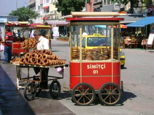 Tanesi 1 TL. n Martılara simit atma klişesinin başrol oyuncusu, 'hafif bir şeyler atıştırayım' anlarının önemli yardımcısı, üstü susamlı çıtır çıtır simit.