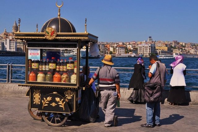 Şimdilerde bu gelenek Eminönü'ndeki balık ekmekçilerin hemen yanındaki tezgâhlarda devam ediyor.