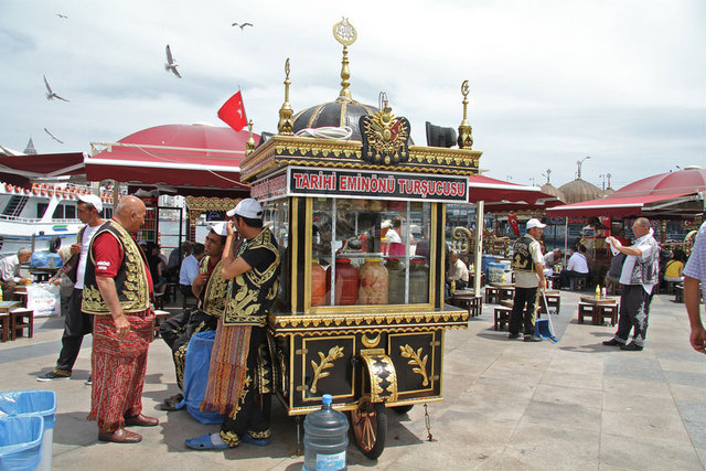Sokak lezzet duraklarından bir diğeri ise Eminönü'ndeki turşucu. Kavanozlara girmeden önce, mahalle aralarında, seyyar arabalarda ve küçük dükkânlarda satılıyordu.