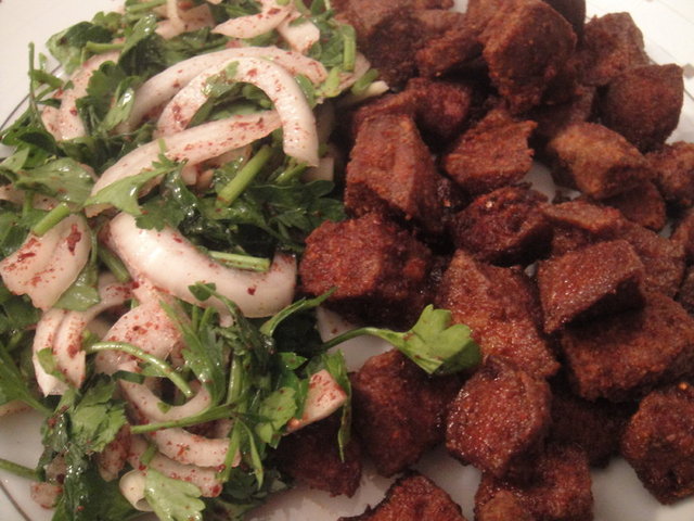 1969'dan beri en lezzetli ciğerleri yapan, 20 yıldır da Talimhane'deki aynı noktada satış yapan Mehmet usta'nın seyyar arabasının önünde özellikle öğle saatlerinde uzun kuyruklar oluşuyor.