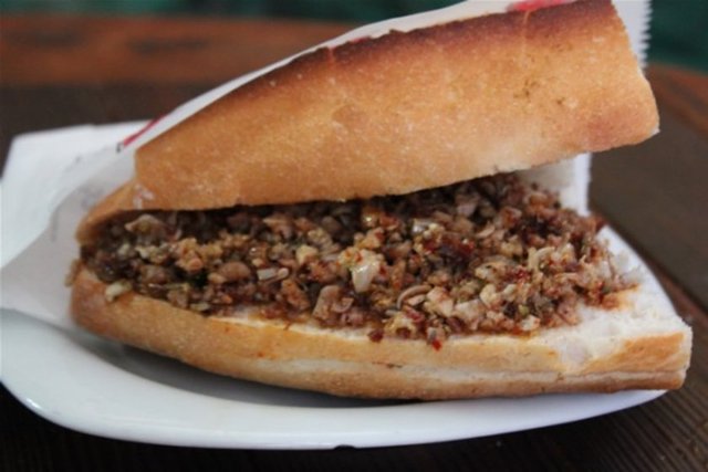 Kokoreç deyince ilk akla gelen yer kuşkusuz Silivrikapı. Akşam 20.00'den gece 04.00'e kadar açık tezgâhta kokoreçin tadına doyum olmaz.