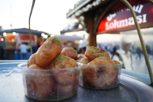 Çocukluğundan beri lokma satışı yapan Davut Kırmızıgül, yaklaşık 7 yıldır Eminönü'nde bu tezgâhta satış yapıyor. Lokmaları kuru pak mayadan hazırlıyor, yardımcısı Yusuf Çoban da tepsiyle dolaşarak lokmaları turistlere sunuyor...