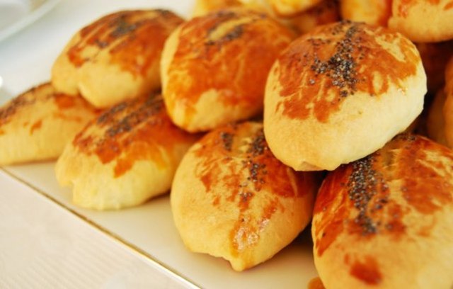 Sabahları Karaköy Namlı civarlarında el arabasında İstanbul'un en meşhur poğaçacısını bulabilirsiniz.