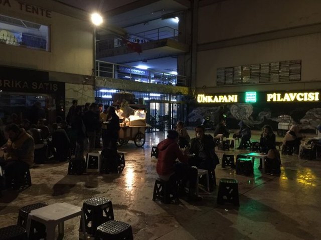 İMÇ önünde sabaha kadar nohutlu pilav - NOHuT pilav üzerine 50 kuruş fazla ödeyip tavuk pilav, yanında da ayran. İstanbul'un en meşhur pilavcısı, unkapanı'nda. İMÇ Çarşısı civarlarında akşamları açılan tezgâh, sabaha kadar çalışıyor...