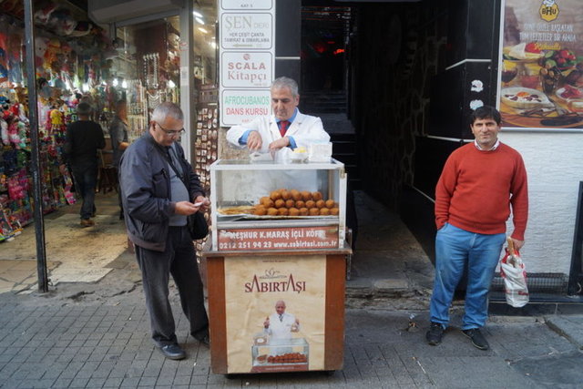 İstanbulluların müdavimi olduğu Sabırtaşı tezgahının sahibi 2009 yılında hayata veda edince, yerini oğlu Mustafa Topçuoğlu aldı. Leziz içli köftelerin sunulduğu tezgâhın önünde her daim uzun bir kuyruk görmeniz mümkün...
