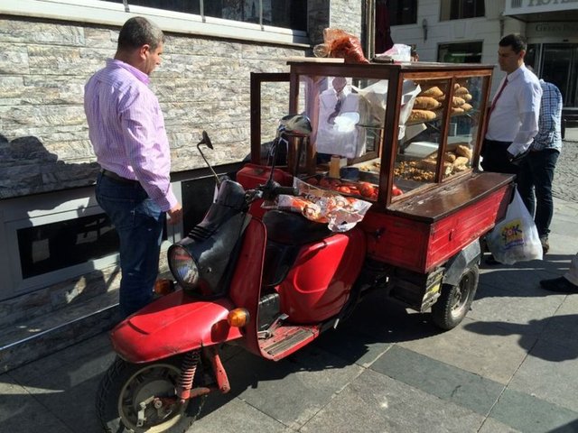 Sayıları çok az da olsa bu ustalar hâlâ varlığını sürdürüyor. İstanbul'un en meşhur ciğercisi ise, Taksim Talimhane'deki Mehmet usta...