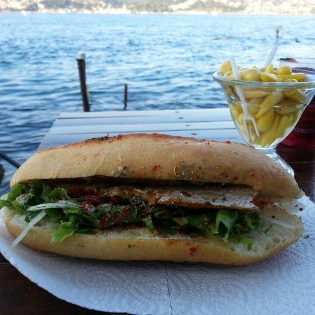 Ekmek arası balık 6 TL, biraz ilerideki büfeden yanına bir içecek de alabilirsiniz.