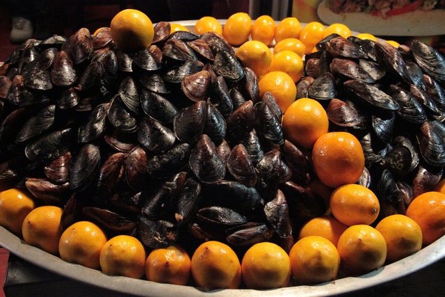 Midye dolma İstanbul sokaklarında sık sık rastlanan lezzetlerden biri. Ancak 'en meşhur' deyince, adres tabii ki Beyoğlu Balık Pazarı'nın girişindeki seyyar tezgâh...