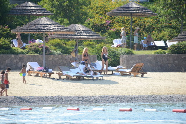 ESRA OFLAZ GÜVENKAYA, İPEK ÖZKAN