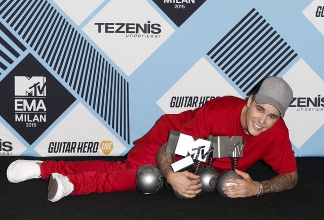 JUSTIN BIEBER