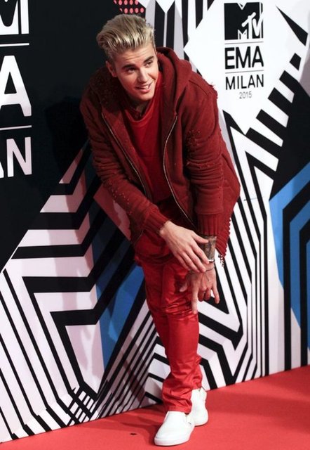 JUSTIN BIEBER