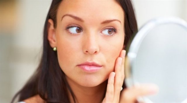 Sivilcenin her yaş grubundan insanı etkileyebilecek bir sorun olduğunu söyleyen Dr. Ertek, "Her yaş grubunda görülebilen sivilceler özellikle erişkinlerde ergenlik sivilcelerine göre daha da inatçı oluyor.